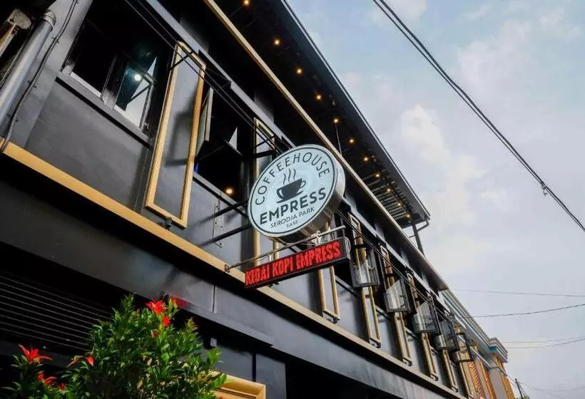 Sans Hotel Empress Simpang Lima