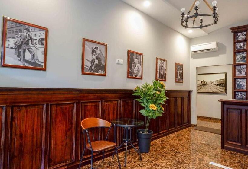 Sans Hotel Empress Simpang Lima