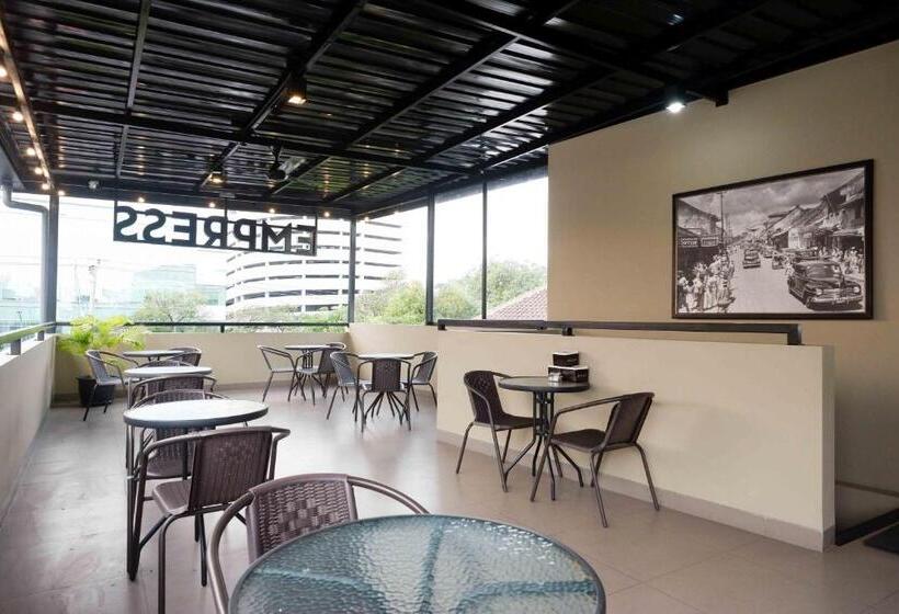 Sans Hotel Empress Simpang Lima