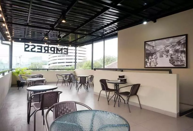 Sans Hotel Empress Simpang Lima