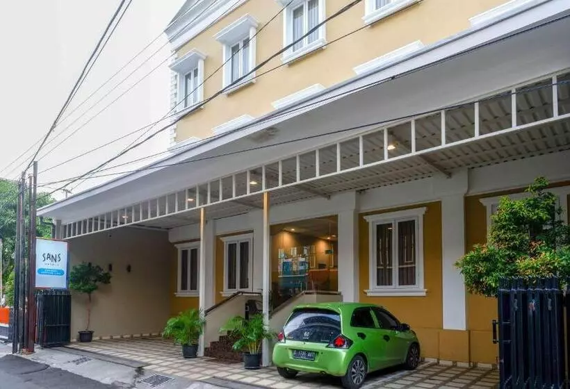 Sans Hotel Empress Simpang Lima
