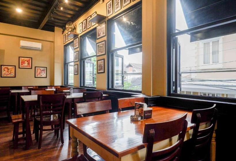 Sans Hotel Empress Simpang Lima