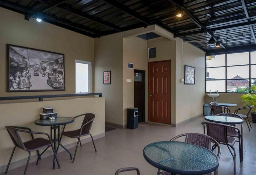 Sans Hotel Empress Simpang Lima