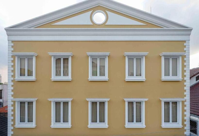 Sans Hotel Empress Simpang Lima