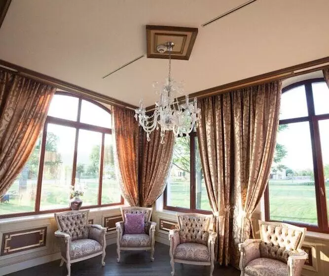 ホテル Cardinal Domeniile Martinutzi