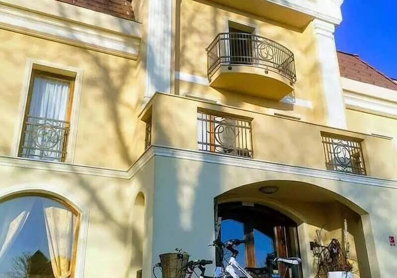 ホテル Cardinal Domeniile Martinutzi