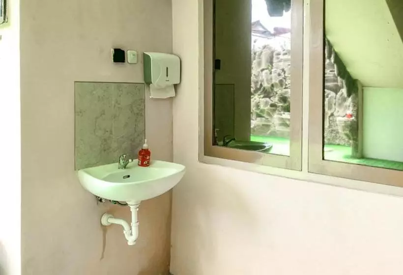 Hotelli Adisa Homestay Near Saiful Anwar Malang