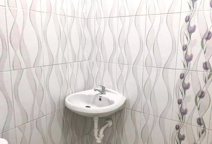 Hotelli Adisa Homestay Near Saiful Anwar Malang