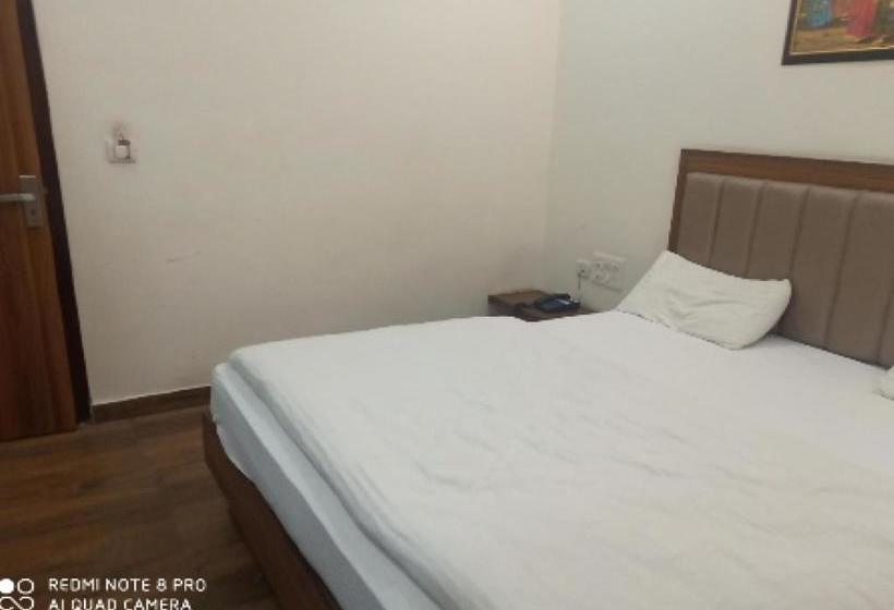 בית מלון כפרי Oyo 79581 B S Palace