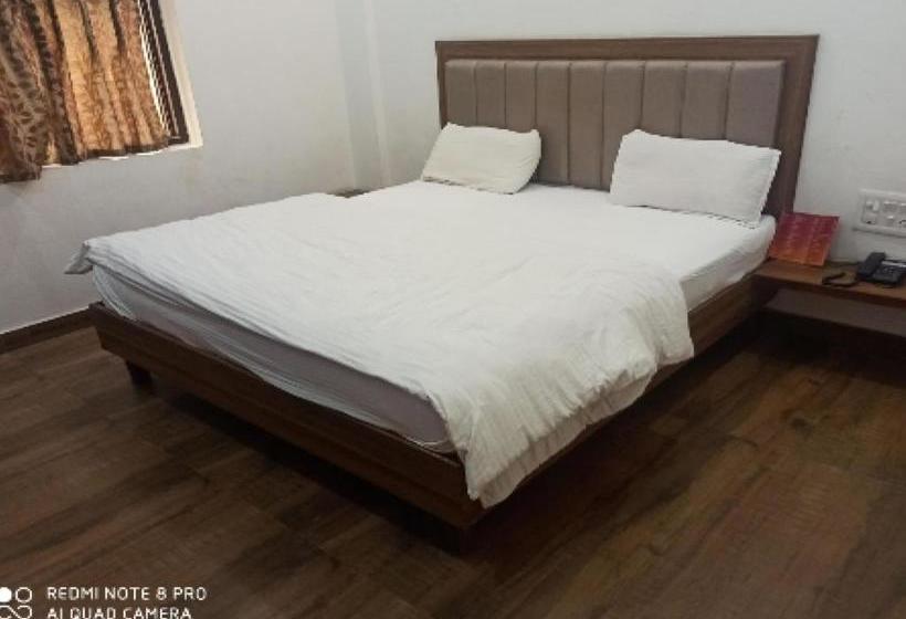 בית מלון כפרי Oyo 79581 B S Palace