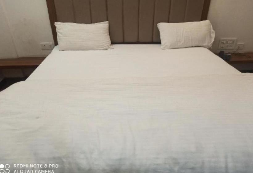 בית מלון כפרי Oyo 79581 B S Palace