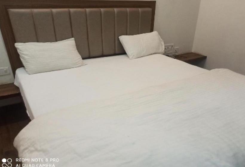 בית מלון כפרי Oyo 79581 B S Palace