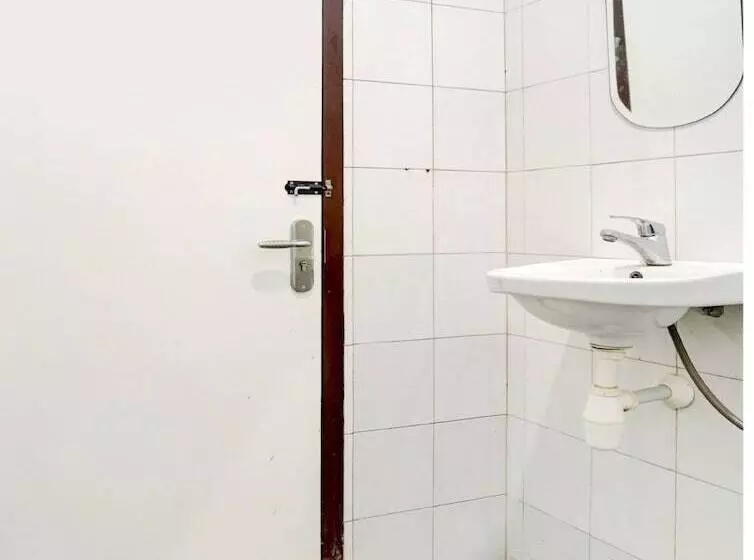 Spot On 90349 Edotel Tebe Syariah