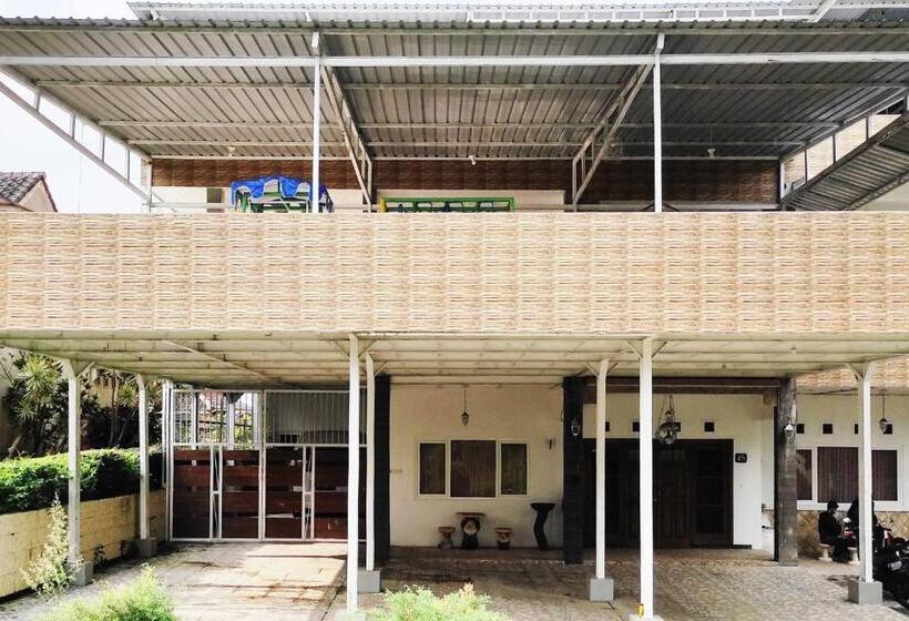 فندق Pertiwi Homestay Near Museum Angkut Batu Mitra Reddoorz