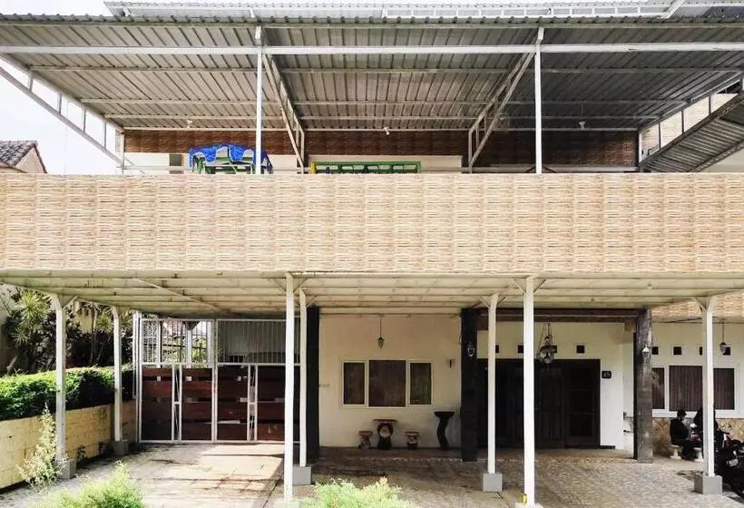 ホテル Pertiwi Homestay Near Museum Angkut Batu Mitra Reddoorz