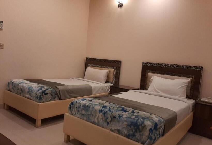 هتل Day In Lahore