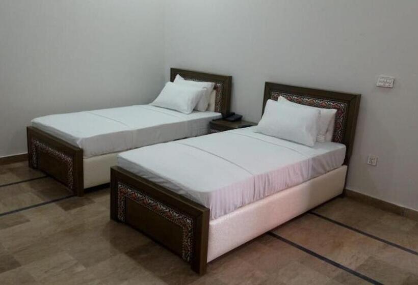 هتل Day In Lahore