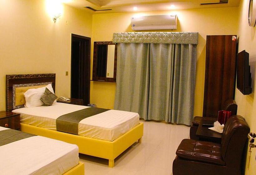 هتل Day In Lahore