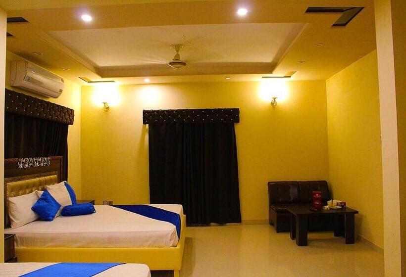 هتل Day In Lahore