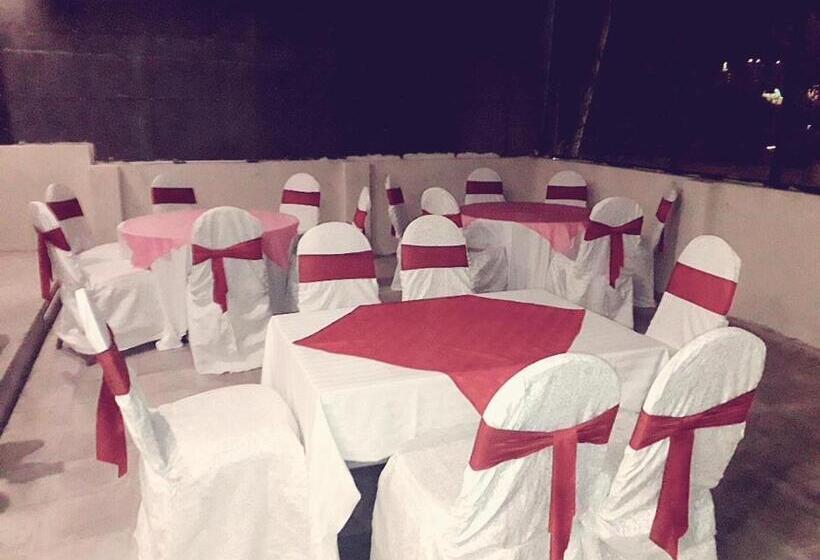 هتل Day In Lahore