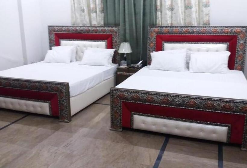 هتل Day In Lahore