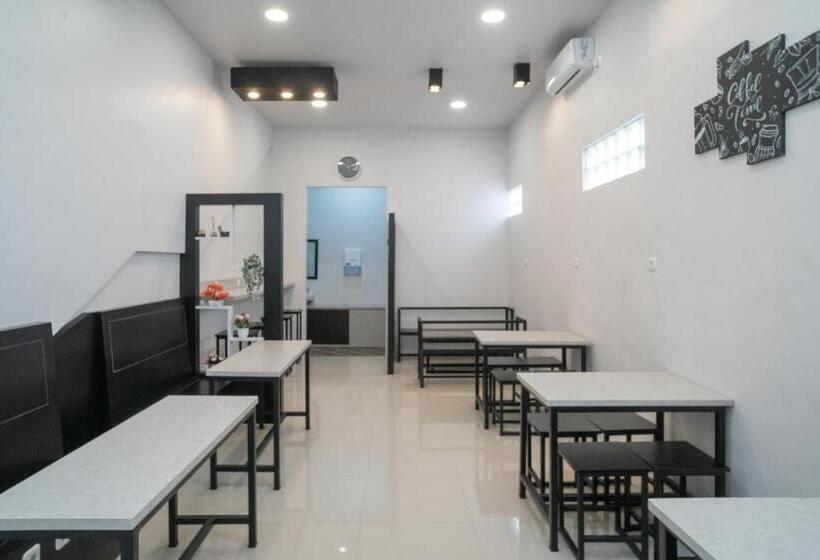 בית מלון כפרי Reddoorz Syariah Near Jalan Ahmad Yani Banjarmasin 3