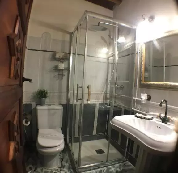 مسافرخانه Hospederia Casa De Cisneros