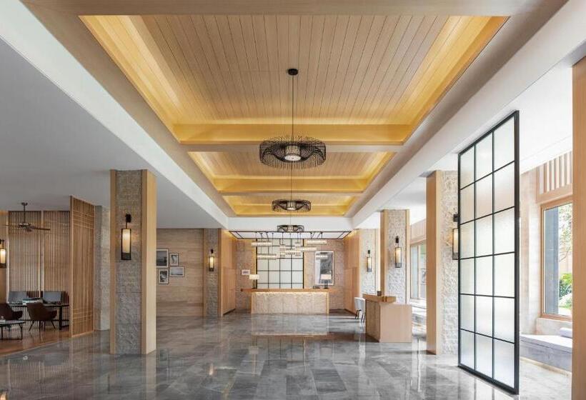 Отель Sheraton Maoming Romantic Beach Resort