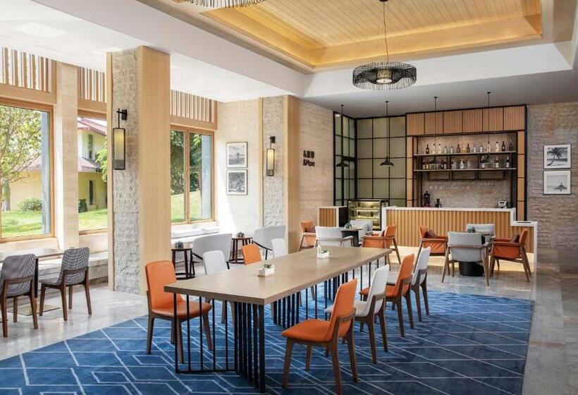 Отель Sheraton Maoming Romantic Beach Resort