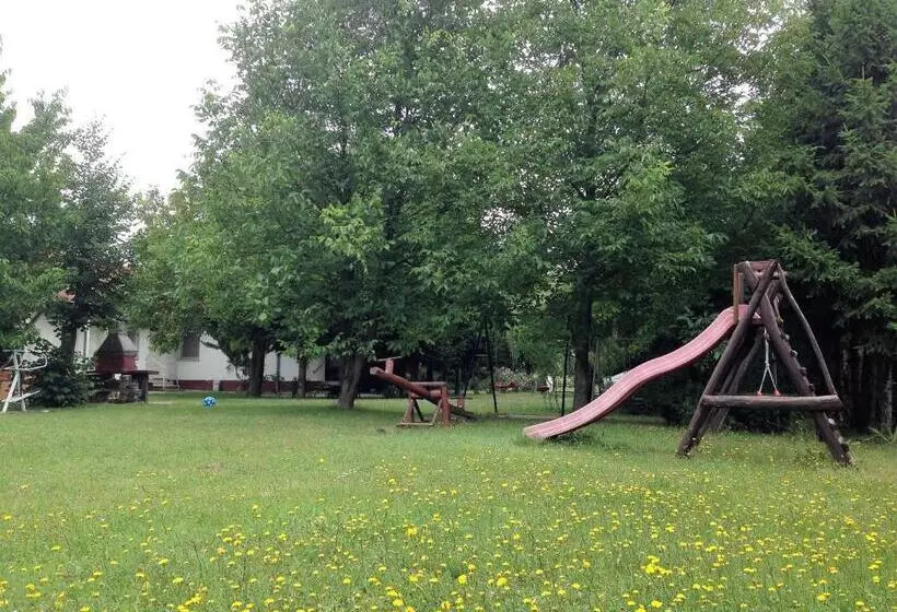 ペンション Fertődi Kúria Vendégház