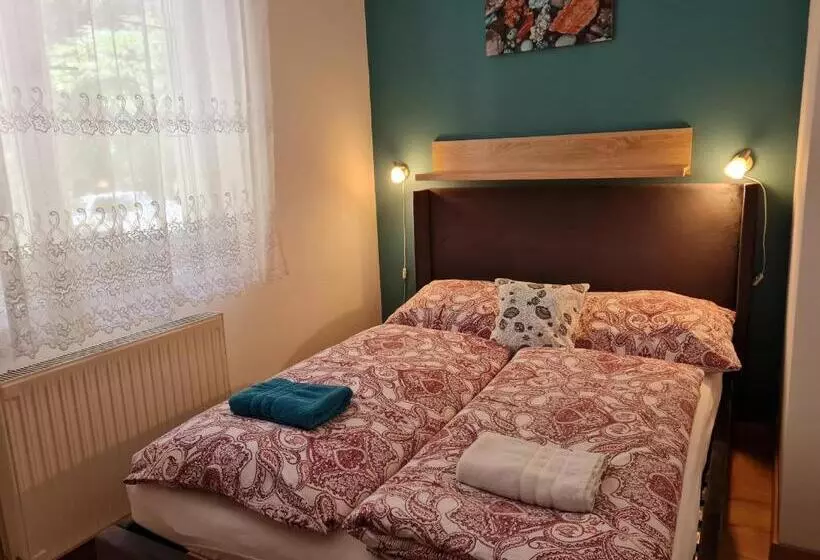 ペンション Fertődi Kúria Vendégház