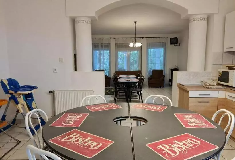 ペンション Fertődi Kúria Vendégház