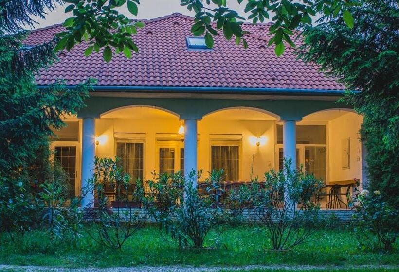 Pensjonat Fertődi Kúria Vendégház