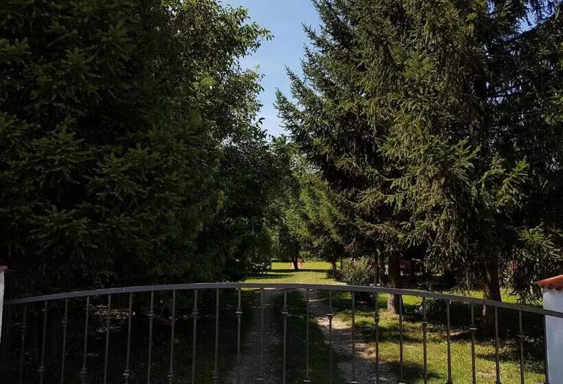 ペンション Fertődi Kúria Vendégház