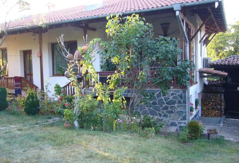 Пансион Guest House With The Wooden Plough