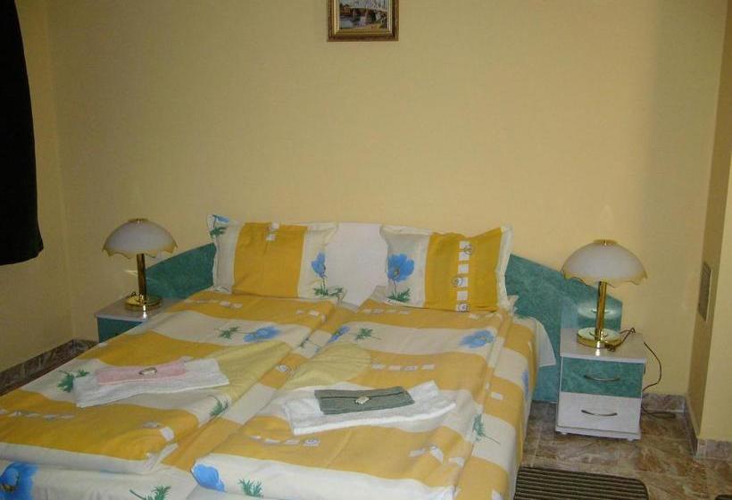 Пансион Guest House With The Wooden Plough