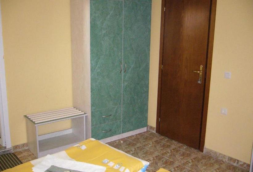 Пансион Guest House With The Wooden Plough