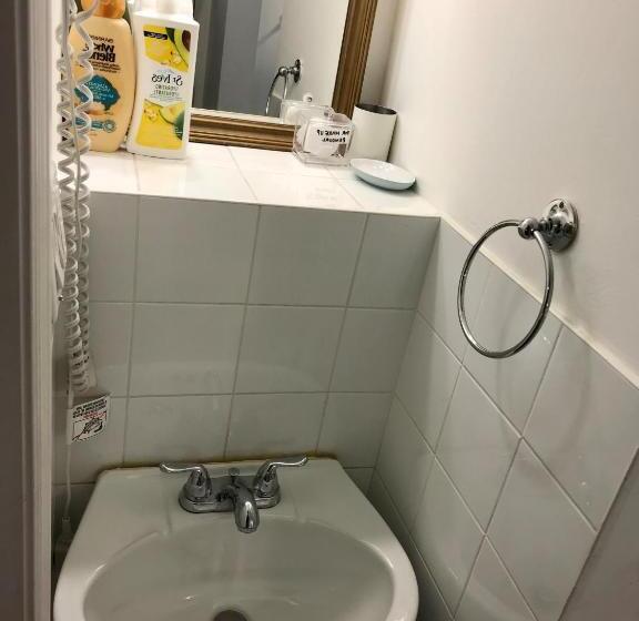 Ellis House Bed & Breakfast