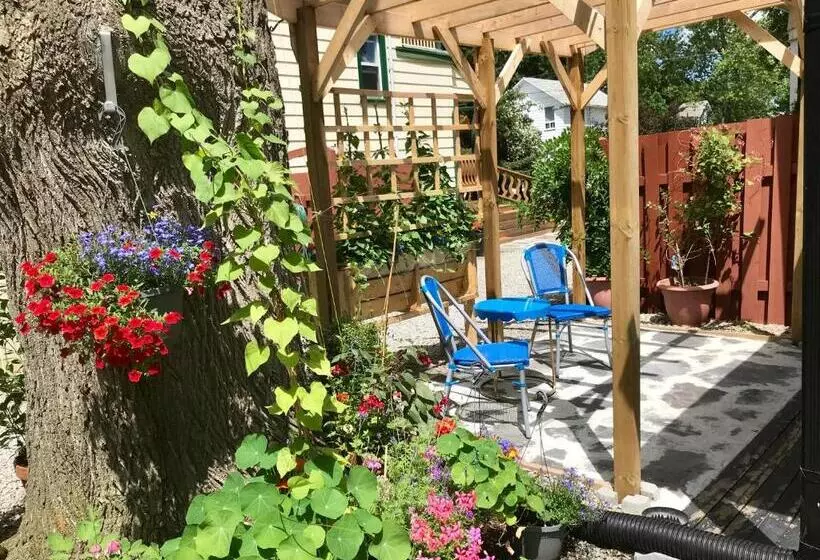 Ellis House Bed & Breakfast