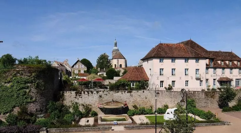 هتل Hostellerie De La Tour D'auxois