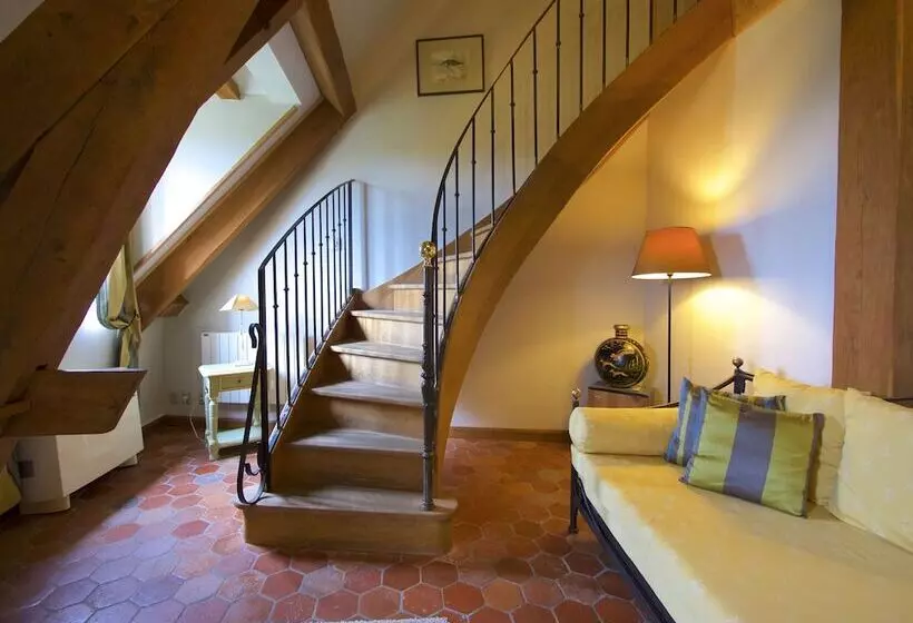 هتل Hostellerie De La Tour D'auxois