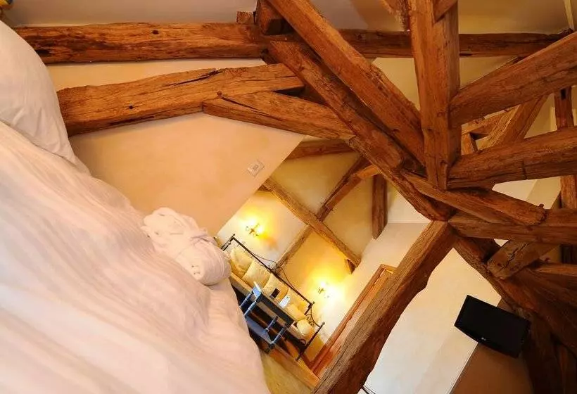 هتل Hostellerie De La Tour D'auxois