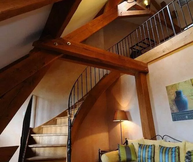 هتل Hostellerie De La Tour D'auxois