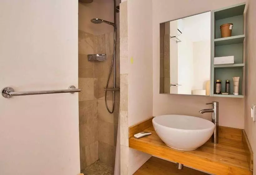 هتل L écurie Du Castellas