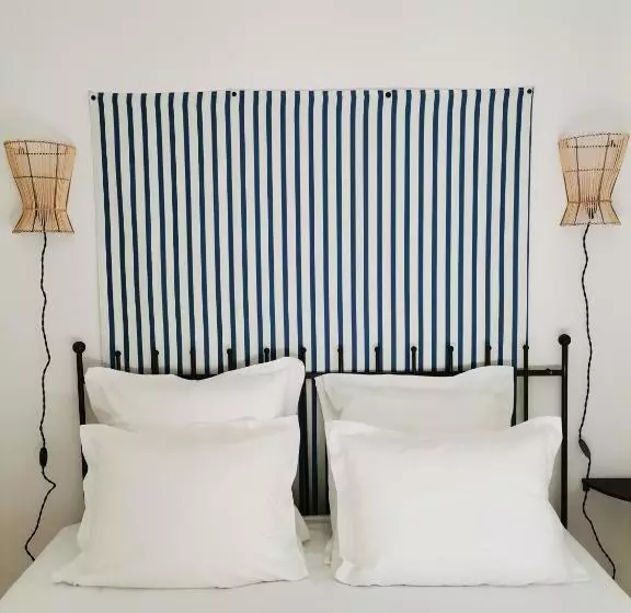 هتل L écurie Du Castellas