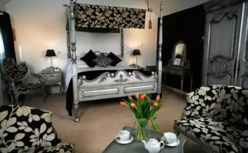 酒店 The Staff Of Life