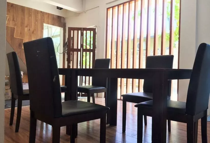 پانسیون Apex Inn