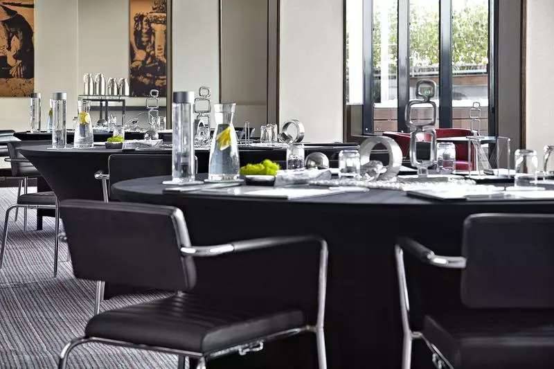 Отель Renaissance Paris Arc De Triomphe