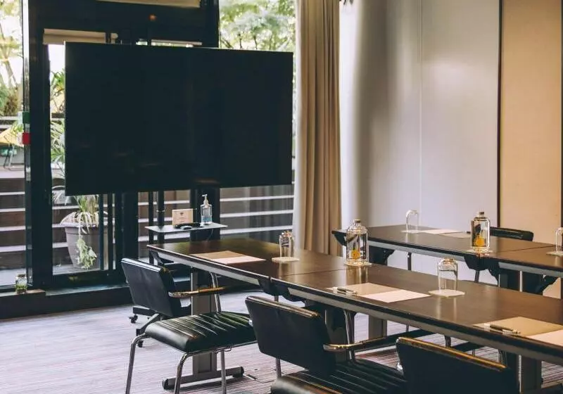 Отель Renaissance Paris Arc De Triomphe