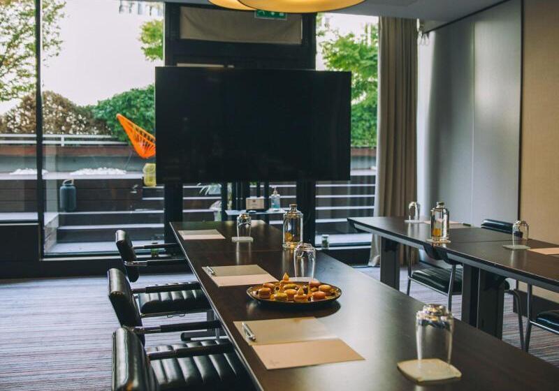 Отель Renaissance Paris Arc De Triomphe